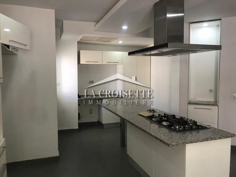 Villa S+5 avec piscine à Ain Zaghouan Nord 